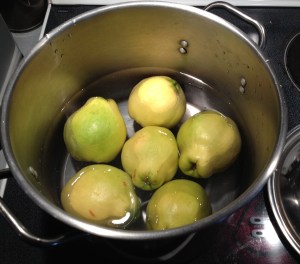 Cuisson des coings à l'eau