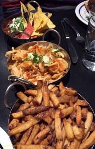 Chili, oignons frits, frites